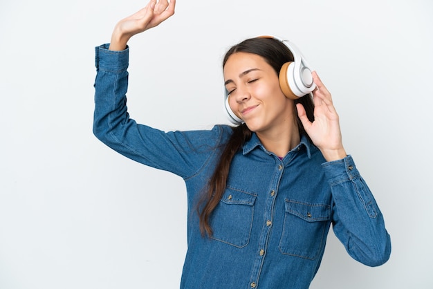 Jovem francesa isolada em um fundo branco ouvindo música e dançando