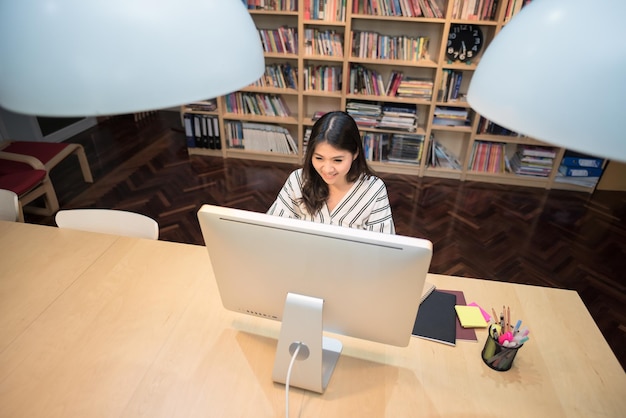 Jovem freelancer de negócios asiático trabalhando no computador inteligente no escritório Co Working Space Conceitual para pequenas empresas iniciantes empreendedor e freelancer