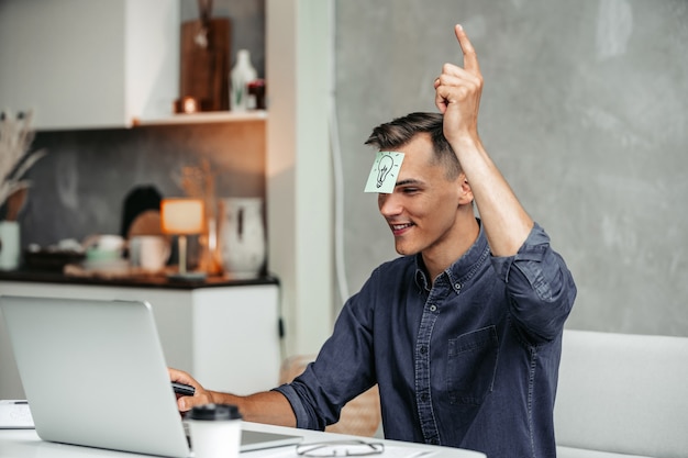 Jovem freelancer do sexo masculino tendo uma boa ideia