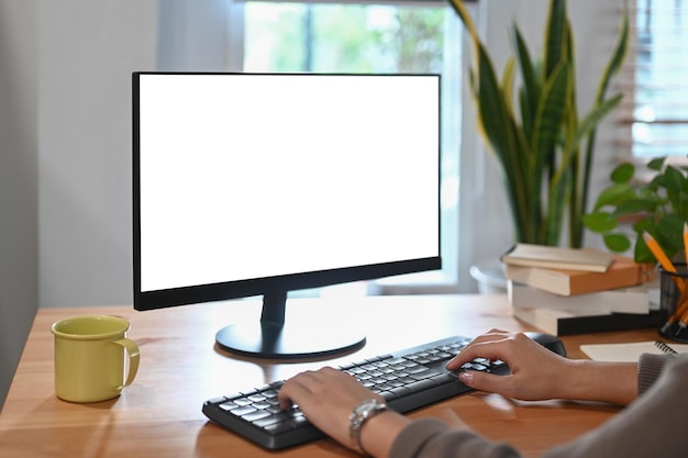Jovem freelancer feminina trabalhando com computador pc no escritório em casa moderno