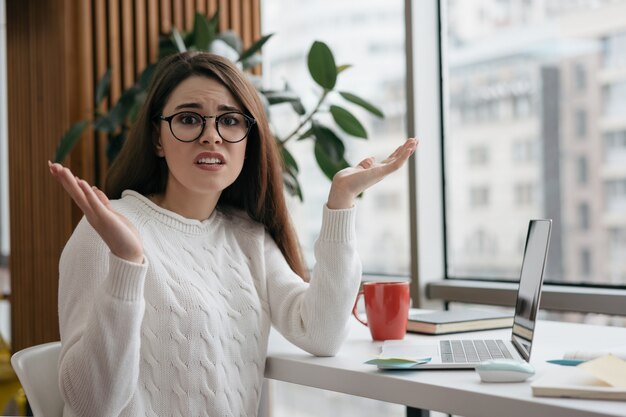 Jovem freelancer frustrado perdeu prazo