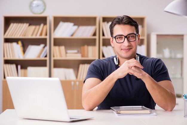 Jovem freelancer trabalhou trabalhando no computador