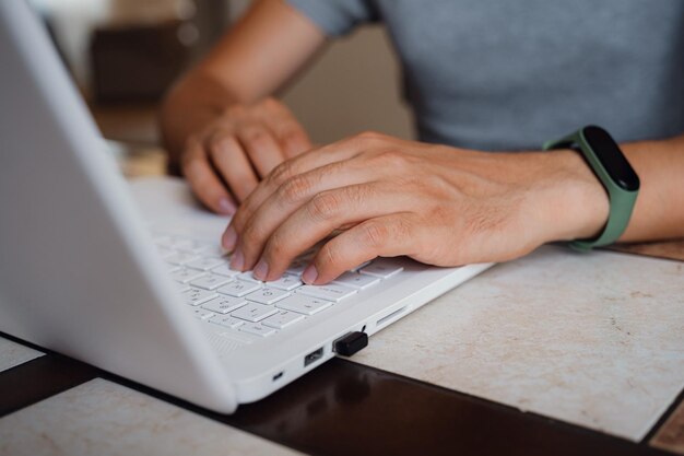 Jovem freelancer usando laptop estudando online ou trabalhando