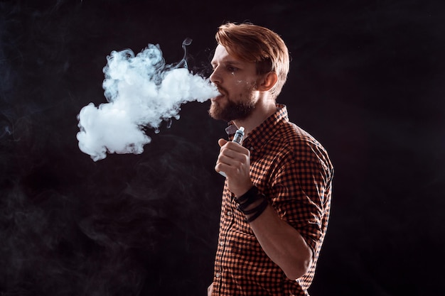 Foto jovem fumando cigarro eletrônico