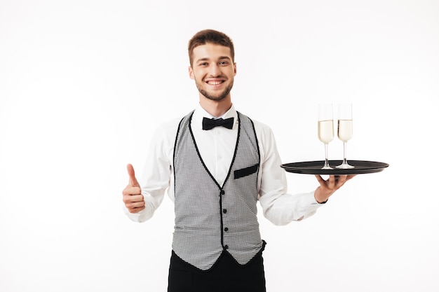 Jovem garçom sorridente de uniforme feliz