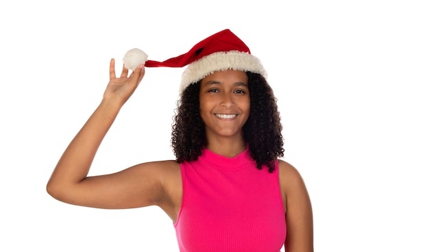 Jovem garota afro-americana usando chapéu de natal