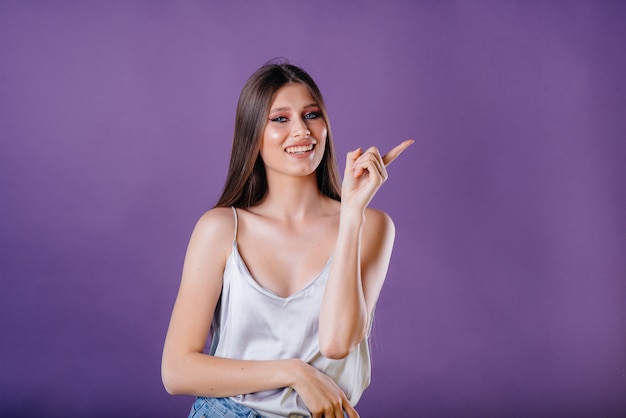 jovem garota bonita mostra emoções e sorrisos em roxo.