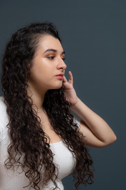 Foto jovem garota bonita sorrindo feliz mexendo com o cabelo jovem pessoa conceito