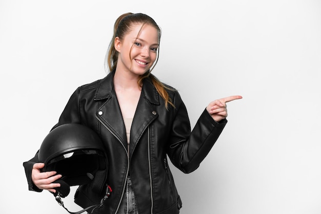 Foto jovem garota caucasiana com um capacete de moto