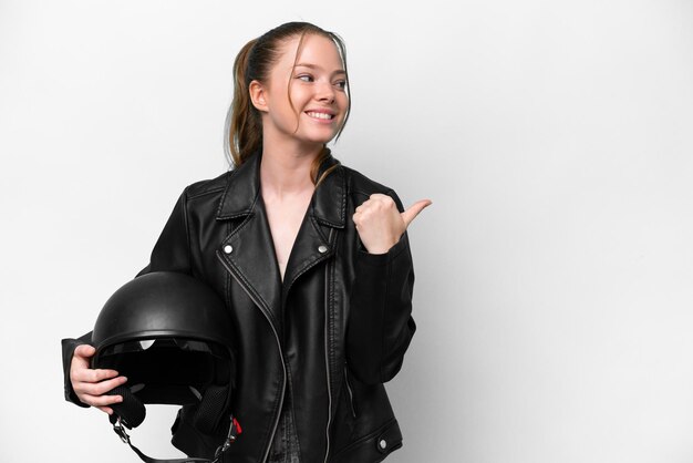 Jovem garota caucasiana com um capacete de moto