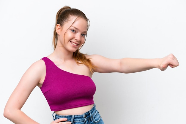 Foto jovem garota caucasiana isolada no fundo branco, dando um polegar para cima gesto