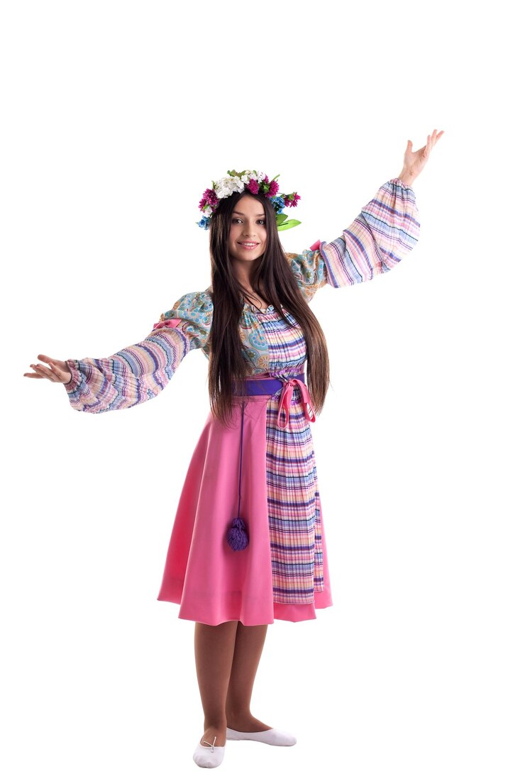 Foto jovem garota com guirlanda dançando em traje russo