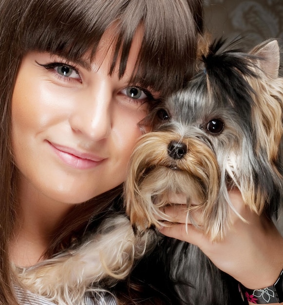 jovem garota com seu cachorro yorkie