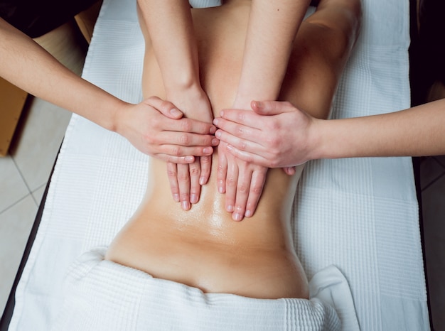 Jovem garota é relaxante no spa.