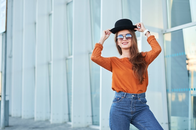 Jovem garota feliz usando chapéu preto elegante