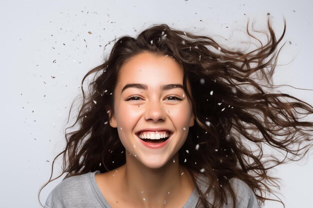 Foto jovem garota morena bonita sobre fundo branco isolado