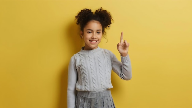 Foto jovem garota mostrando o sinal ok e apontando para a direita com o dedo indicador em saia de tricô e olhando chee