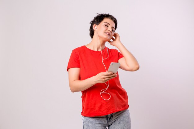 jovem garota ouvir música no telefone e dançar