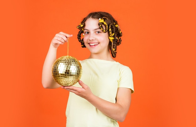 Jovem garota pinup com rolinhos e bola de discoteca Menina bonita pronta para a hora da festa para relaxar menina pequena quer dançar menina encaracolada amor música infância felicidade festa disco retrô