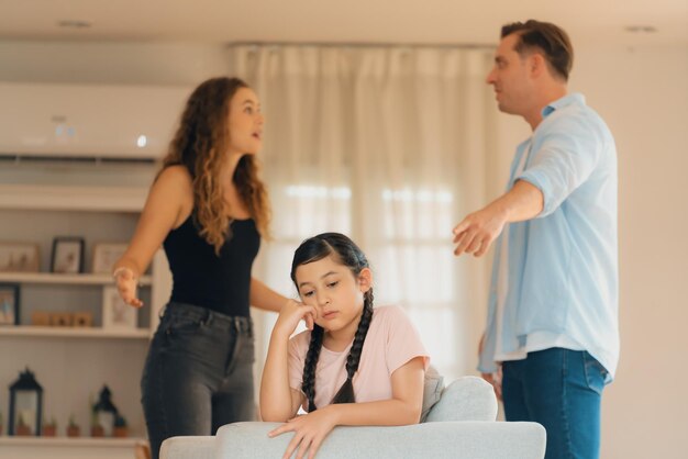 Jovem garota presa no meio da tensão por sua discussão com os pais Synchronos