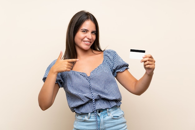 Foto jovem garota segurando um cartão de crédito