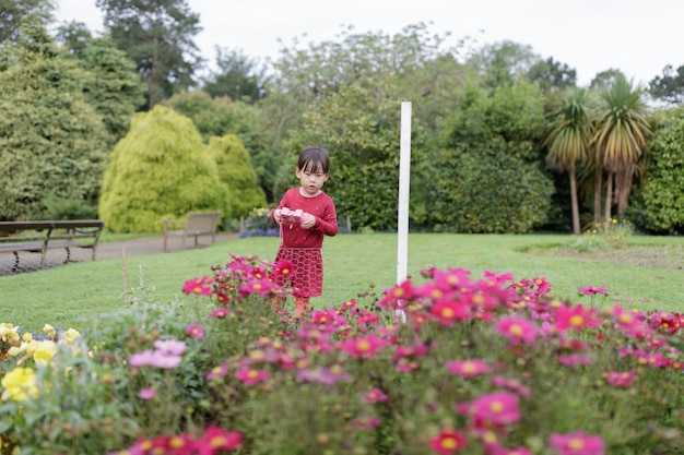 Foto jovem garota tirando foto no jardim de verão de manhã