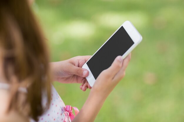 Jovem garota usando telefone celular