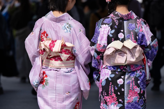 Jovem garota vestindo kimono japonês em frente ao Templo Sensoji em Tóquio Japão Kimono é uma roupa tradicional japonesa a palavra kimono que na verdade significa uma coisa para usar