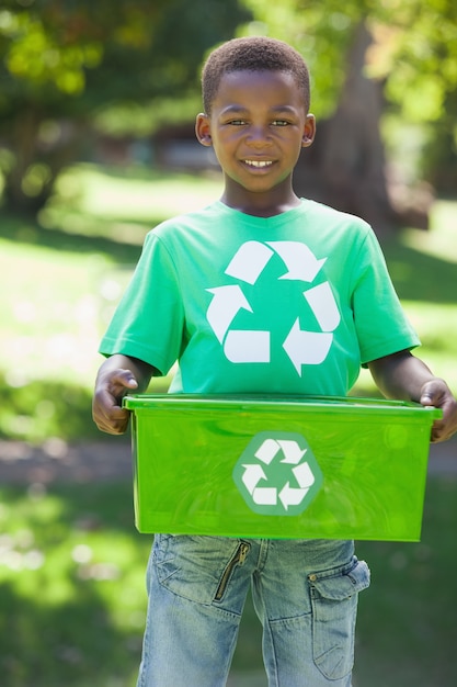 Jovem garoto em caixa de retenção de camiseta de reciclagem