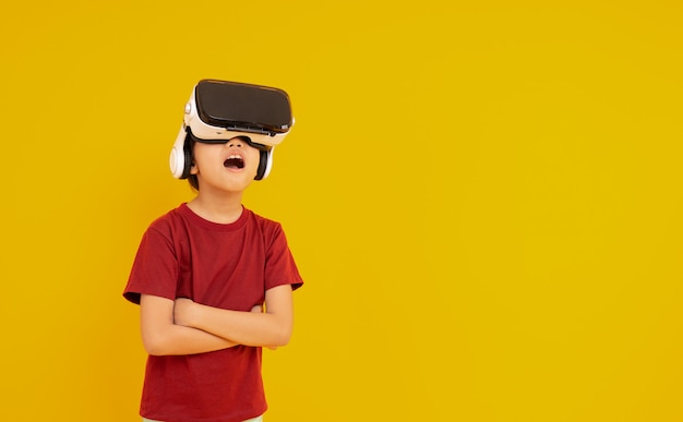 Jovem garoto usando óculos VR e surpreso com animação real