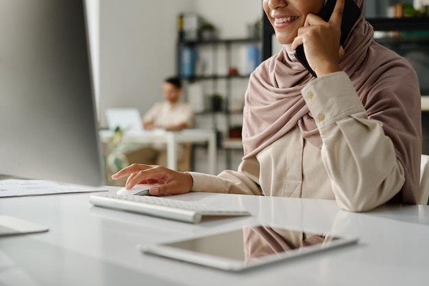 Jovem gerente de escritório sorridente em hijab