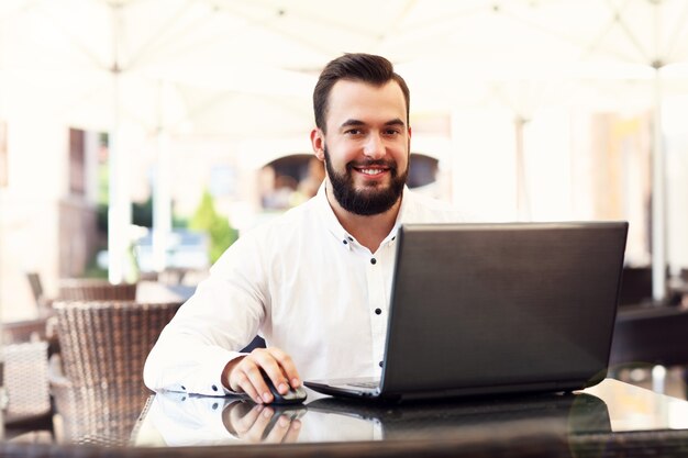 jovem gerente trabalhando no café