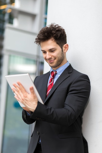 Jovem gerente usando um tablet digital ao ar livre