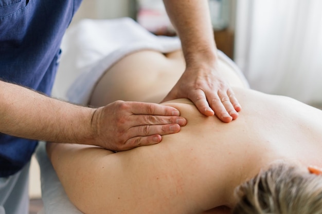 Jovem gorda recebendo tratamento de massagem no gabinete de spa diurno