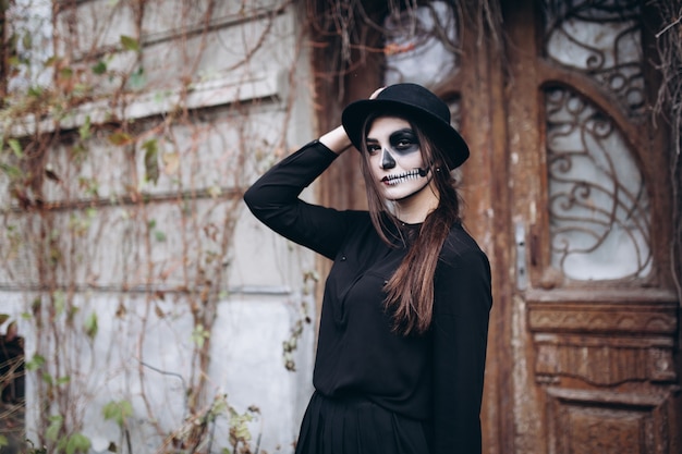 jovem gótica no traje de Halloween