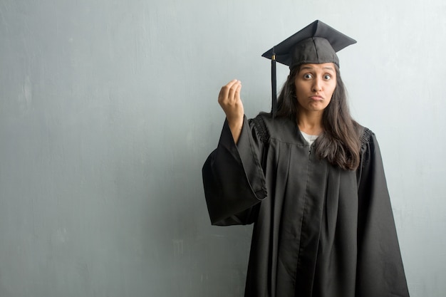 Jovem, graduado, indianas, mulher, contra, um, parede, fazendo, um, típico, italiano, gesto