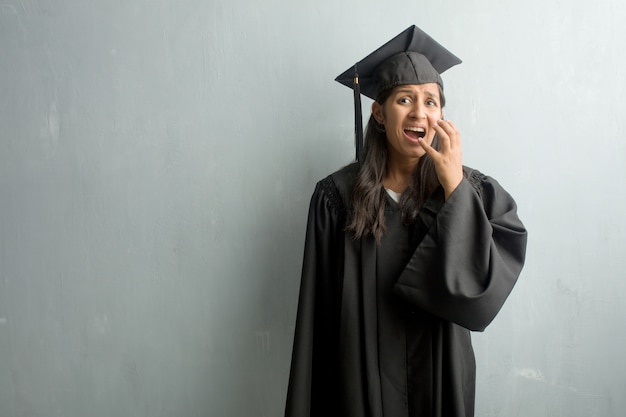 Jovem, graduado, indianas, mulher, contra, um, parede, muito, assustado, e, amedrontado, desesperado, para, algo