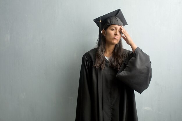 Jovem, graduado, indianas, mulher, contra, um, parede, preocupado, e, oprimido, esquecido, perceber, algo, expressão, choque, ter, enganado