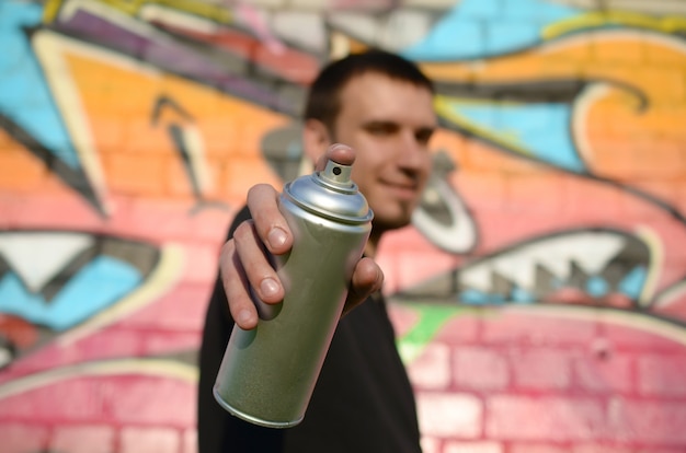 Foto jovem grafiteiro aponta sua lata de spray