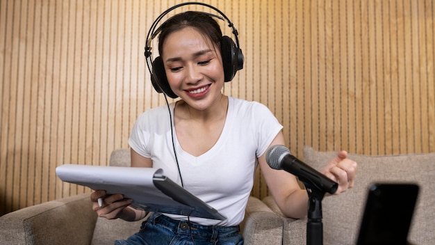 Foto jovem gravando a si mesma enquanto canta