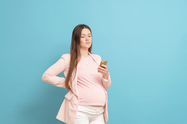Jovem grávida com celular