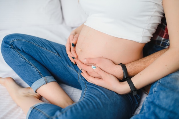 Jovem grávida com marido a posar