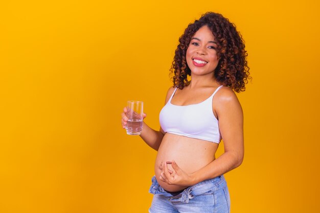 Jovem grávida tomando remédio