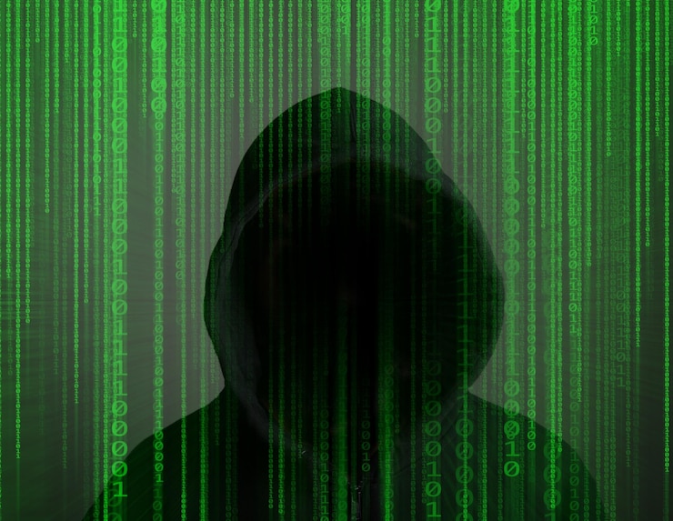 Foto jovem hacker trabalhando duro para resolver o conceito de códigos de senha on-line