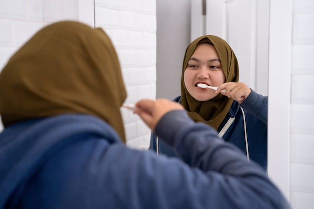 Jovem hijab fazendo atividades de rotina