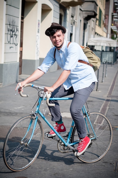 jovem hippie em bicicleta