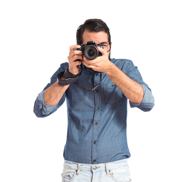 Jovem, hipster, homem, fotografando, branca, fundo