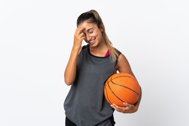 Jovem hispânica jogando basquete sobre um fundo branco isolado rindo