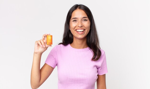 Jovem hispânica parecendo feliz e agradavelmente surpresa, segurando as baterias