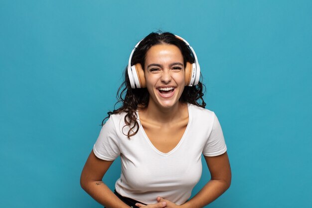 Foto jovem hispânica rindo alto de uma piada hilária, sentindo-se feliz e alegre, se divertindo